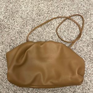 The Drop Women's Francesca Croissant Pouch Bag in Mocha